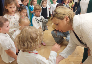 Pani Wicedyrektor podaje rękę pasowanemu przedszkolakowi.