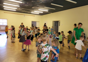 Dzieci tańczą na balu w małych kółeczkach