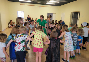 Dzieci tańcząc w kole trzymają się za brzuchy-zabawa Tanczymy Labada