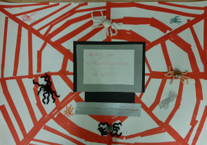Plakat grupy 5 przedstawia zagrożenia w sieci, czyli pajęczynę z pająkamia w środku monitor komputerowy.