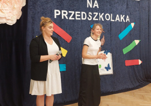 Na scenie stoją organizatorki Dnia Przedszkolaka -po lewej pani Karolina po Prawej Pani Justyna