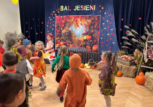 Dzieci tańczą podczas balu