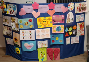 Na parawanie umieszczone są prace dzieci n.t relacji i emocji