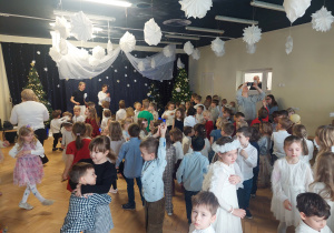 Z tyłu stoją prowadzące , z przodu bawią się dzieci.