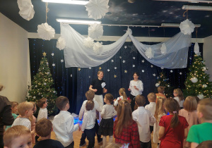 Prowadzące pokazuja układ do zabawy muzycznej. Dzieci naśladują w rytm muzyki