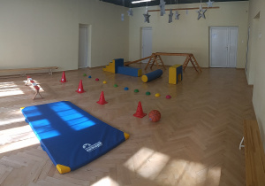 Sala gimnastyczna ze sprzętem i akcesoriami do ćwiczeń fizycznych